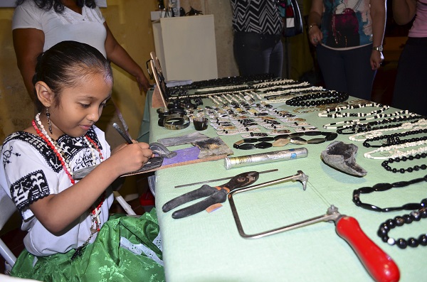  La muestra conformada por peinetas, aretes, joyeros, collares, pulseras, entre otras piezas, se puede apreciar en el Mercado del Arte “Casa San Pablo”.