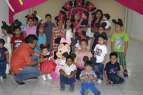 La traviesa cumpleañera Helen Beatriz Zapata Suárez junto con sus primos y amiguitos al tomarse la foto del recuerdo con la piñata.