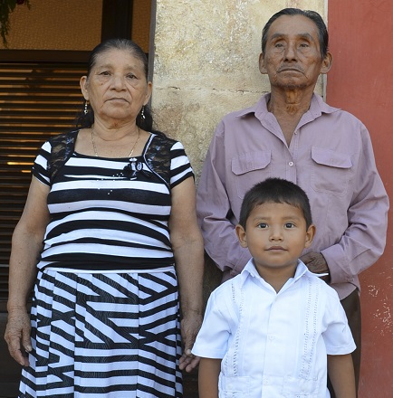 El pequeño acompañado de sus abuelitos Josefina Estrada Ávila y Martín Gómez López.