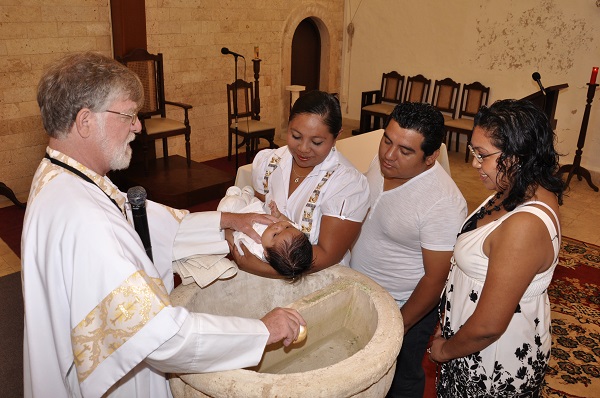 El pequeño Omar al momento de ser bautizado por el diácono Juan Gómez Aldana.