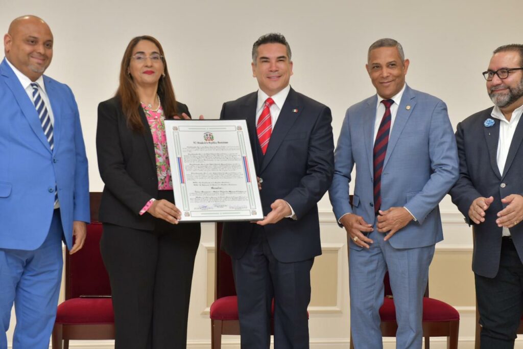 El Senado de la República Dominicana otorgó el reconocimiento al dirigente nacional del PRI.