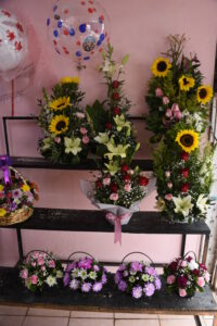 En la feria por el Día del Amor y la Amistad esperan repuntar las ventas de regalos, flores y todo tipo de detalles, manifestó el líder del Sindicato de Baratilleros del mercado principal, José Felipe Ehuán Chan.