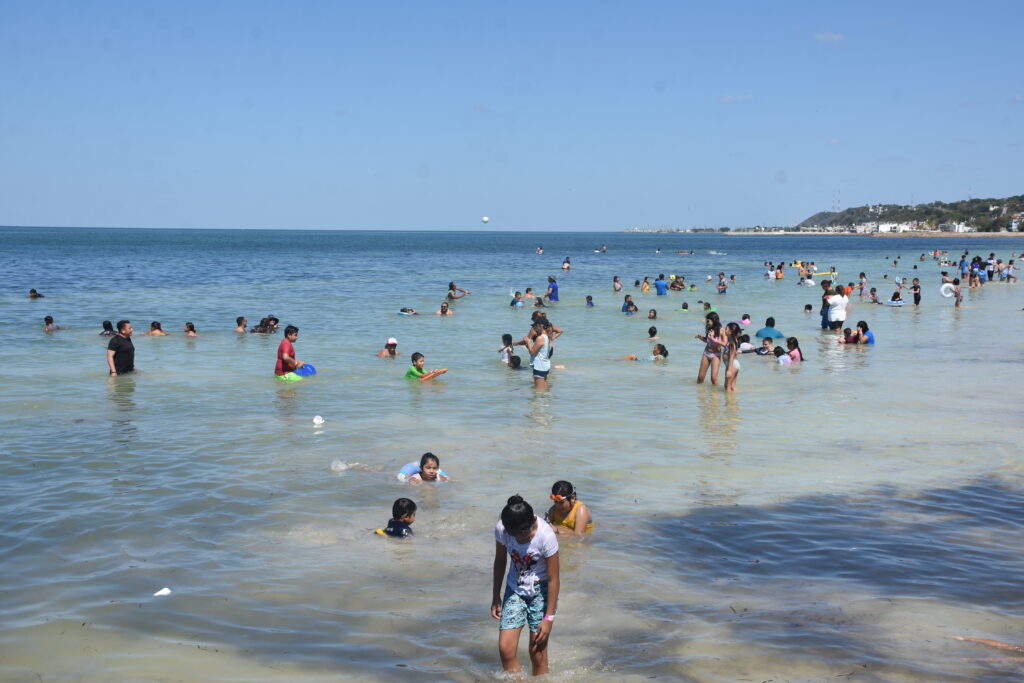 Ayer miércoles, hasta las 4:00 de la tarde habían entrado al Balneario Inclusivo Playa Bonita más de mil 300 usuarios.