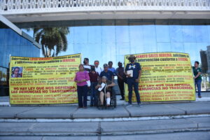 Ciudadanos se manifestaron con mantas para exigir justicia ante los atropellos, arbitrariedades y represión del alcalde morenista del Carmen.