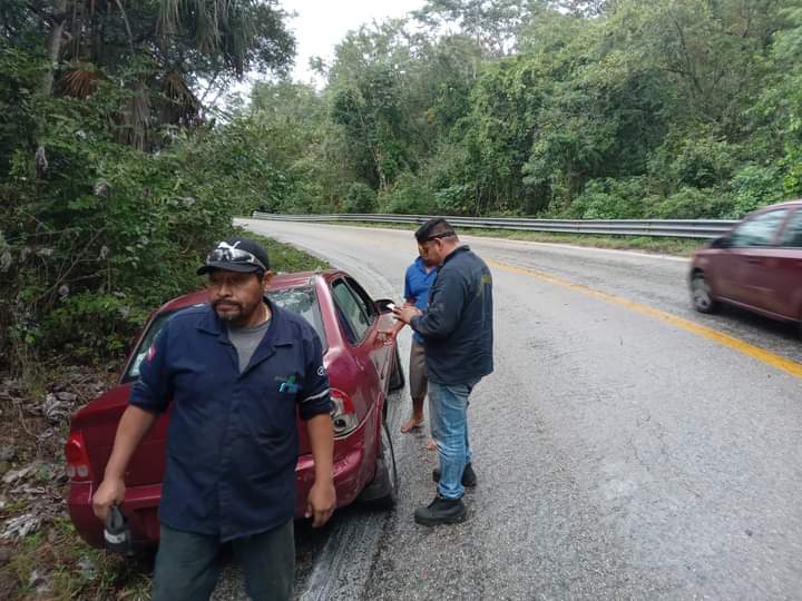 Por el impacto, el automóvil rojo terminó fuera de la carretera libre Campeche-Seybaplaya.