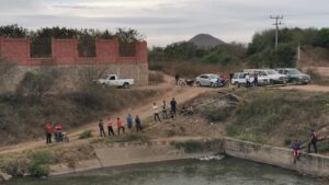 En el sifón de un canal de riego en la sindicatura de San Lorenzo, fue descubierto el cuerpo de un joven que presentó impactos de bala.