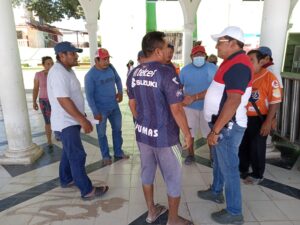 Pobladores de Santa Cruz se inconformaron por las multas de mil 800 pesos impuestas por la policía.