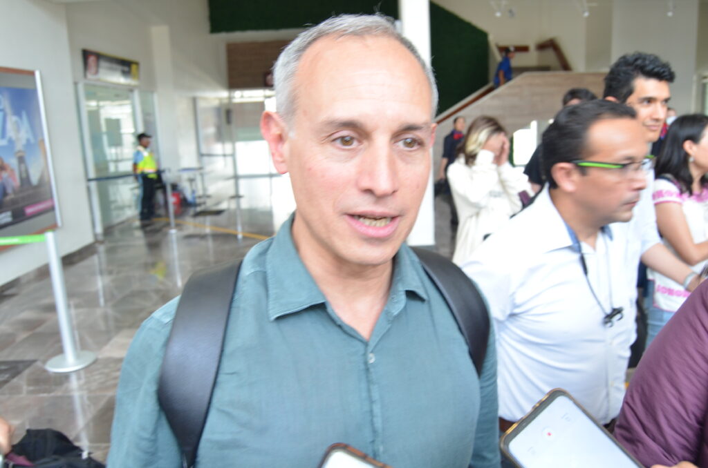 El subsecretario de Prevención y Promoción de la Salud de la SSA Federal, Hugo López-Gatell Ramírez, descartó que los especialistas cubanos signifiquen una competencia para los médicos nacionales.