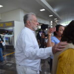 Sin detener su paso y apoyado en una dama, el rector de la UAC, José Alberto Abud Flores, apenas respondió a las preguntas de los reporteros.
