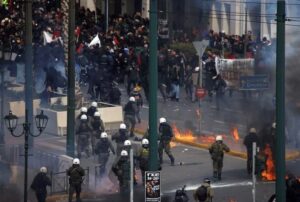 Policías dispararon gases lacrimógenos contra encapuchados que lanzaban bombas incendiarias y piedras cerca del Parlamento