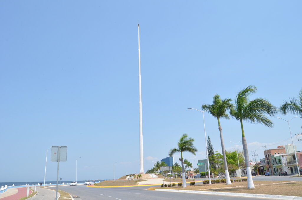 Este lunes, a la SPSC se le olvidó izar las banderas Nacional y del Escudo de Campeche, ante la notable ausencia en la entidad de su titular, la guanajuatense Marcela Muñoz Martínez.