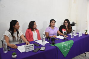 Integrantes de la Red de Mujeres y Hombres por una Opinión Pública con Perspectiva de Género en Campeche, A. C. (Redmyh), convocaron a participar en la marcha por el Día Internacional de la Mujer.