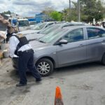 A uno de cuatro vehículos aparcados en franja amarilla, le retiraron las placas por ser de Yucatán, para obligar al propietario a pagar la sanción.