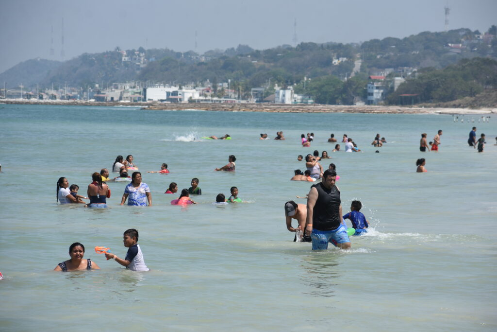 Como en los últimos fines de semana, ayer aumentó el número de visitantes en las playas con el fin de refrescarse en las aguas del mar.