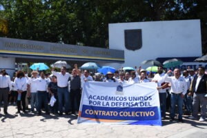 Los académicos de la Universidad Autónoma de Campeche (UAC) marcharon desde sus oficinas sindicales hasta la torre de Rectoría, para emplazar al rector José Alberto Abud Flores a que responda al pliego petitorio.
