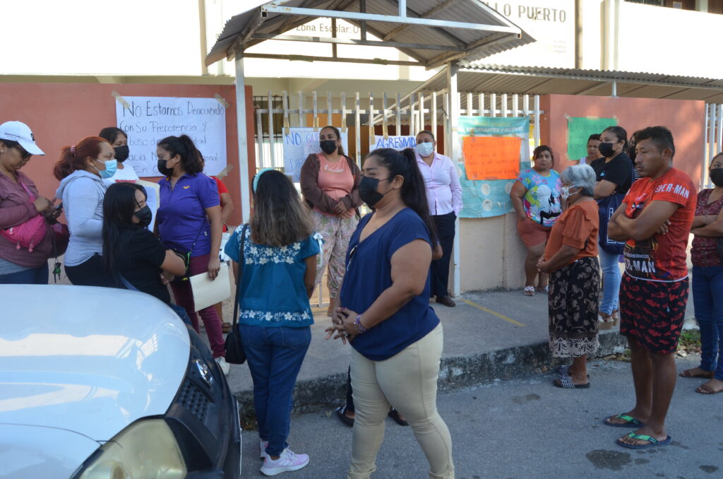 Ayer se suspendieron las labores en la Escuela Primaria “Felipe Carrillo Puerto”, pues los padres de familia exigen el cese de la directora por presuntamente ser agresiva, no participar en los eventos y hacer mal uso de los recursos.