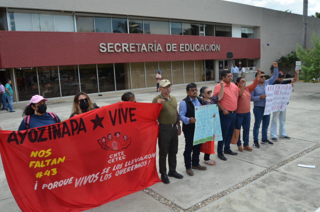 Tribuna Encabezados por la representante peninsular de la CNTE, Aurora Moguel Chalé, los inconformes protestaron afuera de la Seduc, donde tuvieron una reunión con el titular, Raúl Aarón Pozos Lanz.