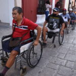 Ante el desplazamiento de personas en sillas de ruedas por calles del Centro Histórico, organizado por la SEIN, afloró la impaciencia de los conductores que se quejaron de afectaciones al tránsito.
