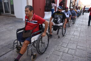 Ante el desplazamiento de personas en sillas de ruedas por calles del Centro Histórico, organizado por la SEIN, afloró la impaciencia de los conductores que se quejaron de afectaciones al tránsito.