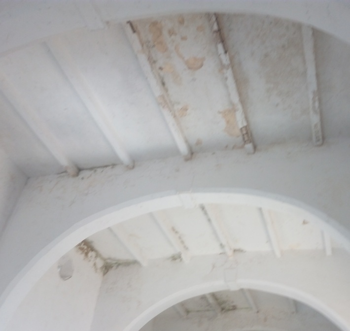El techo del recinto religioso presenta daños que ponen en riesgo a los feligreses.