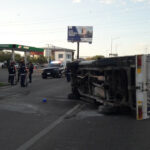 Los policías estatales y paramédicos atendieron a los heridos en el kilómetro 15 de la carretera Mérida-Progreso.