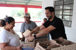 Gutiérrez Lazarus está dedicado a hacer campaña en comunidades rurales, donde se la pasa entregando pollitos.