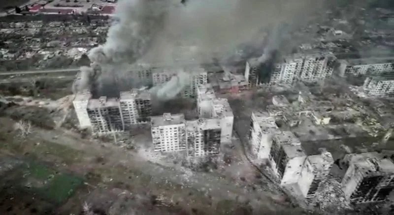 Imágenes de drones sobre Bakhmut muestran la devastación en medio de encarnizados combates.