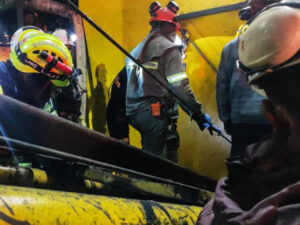 Personal de rescate en una de las minas que explotó