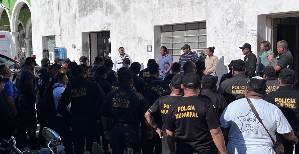 Elementos y autoridades locales se reunieron para hablar de la queja del ciudadano Wilibaldo Dzul Collí, quien denunció que fue agredido en la comandancia y le arrebataron 23 mil pesos.