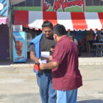 Junto al estacionamiento del mercado principal “Pedro Sáinz de Baranda”, una brigada de la SEIN brindó información de concientización a quienes transitaban por la zona, y les entregaron folletos.