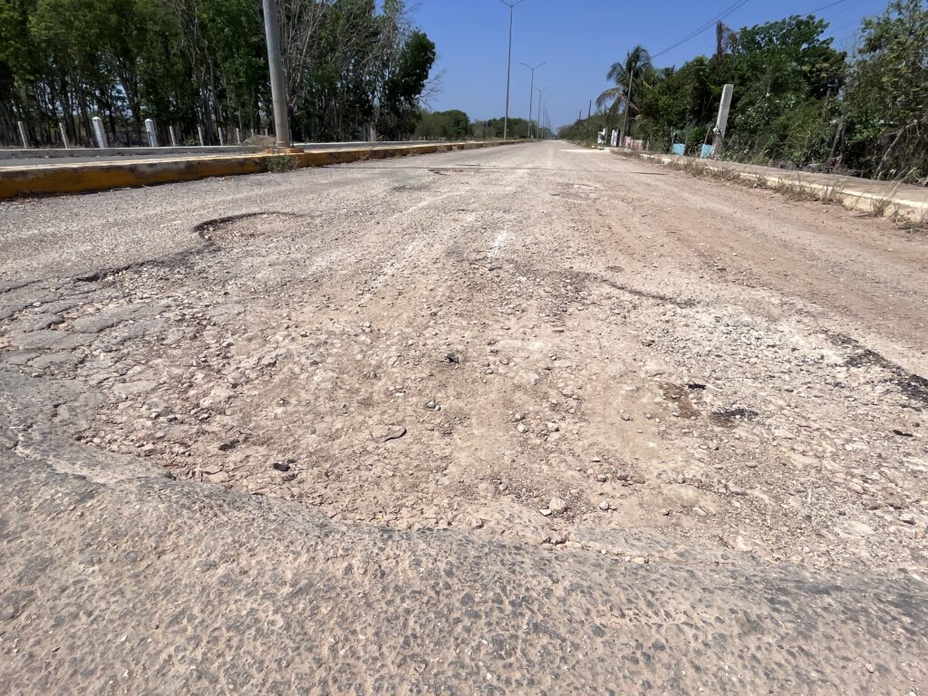 Grave deterioro de un carril del tramo Santa Cruz-Hecelchakán.