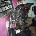 Macheteado y moto quemada en 2 riñas