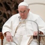 Papa quita fueros a cardenal conservador