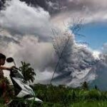 Volcán Merapi hace erupción en Sumatra