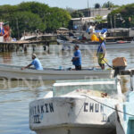 Denuncian pescadores derrame de Pemex en costas de Isla Aguada