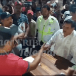 Tras 29 horas de bloqueo e insultar al alcalde Alvarado, pobladores llegan a acuerdos para levantar la protesta