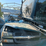 Autos de “madrina” caen sobre camioneta en movimiento; hay dos personas heridas