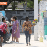 Debido al calor, visitan temprano a madrecitas difuntas en Campeche