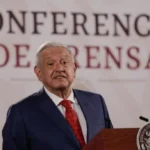 RENUNCIA AMLO A SU MILITANCIA EN  MORENA