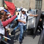 TRABAJADORES DEL PJ Y POLICÍAS SE ENFRENTAN AFUERA DE PALACIO NACIONAL