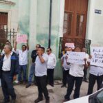 TAXISTAS BLOQUEAN CALLES EN EL CENTRO DE MÉRIDA Y DENUNCIAN ANOMALÍAS DE DIRIGENTES TRANSPORTISTAS