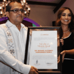 ENTREGAN PREMIO MÉRITO MÉDICO MUNICIPAL 2024 A DESTACADO URÓLOGO CAMPECHANO