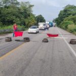 ATASTECOS BLOQUEAN CARRETERA PARA EXIGIR SERVICIO A LA CFE