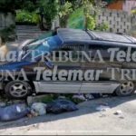 CAMIONETA SE QUEDA SIN FRENOS, EMBISTE MOTO Y CHOCA CONTRA POSTE Y BARDA