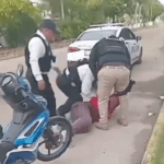 CAPTAN A 4 POLICÍAS ESTATALES SOMETIENDO CON FUERZA EXCESIVA A UN MOTORREPARTIDOR