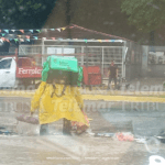 ¡CONCIENCIA CIUDADANA! MOTOCICLISTA QUITA BASURA DE REJILLAS DE DRENAJE EN LA AVENIDA COLOSIO EN CRUCE CON ALLENDE