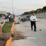 PESE A LO APARATOSO, ACCIDENTE SÓLO DEJA POSTE DE ALUMBRADO EN EL SUELO Y DAÑOS EN AUTOMÓVIL EN CARMEN