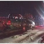 CAMIONETA SE SUBE A CAMELLÓN CENTRAL Y CHOCA CONTRA ÁRBOLES EN LA NACOZARI; HUYE EL CONDUCTOR