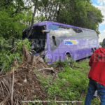 AUTOBÚS TURÍSTICO SE SALE DE LA CARRETERA EN CARMEN