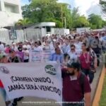 ANTE EL ENGAÑO DEL GOBIERNO Y PEMEX, CIENTOS DE CARMELITAS MARCHAN EXIGIENDO EL PAGO DE DEUDAS MILLONARIAS